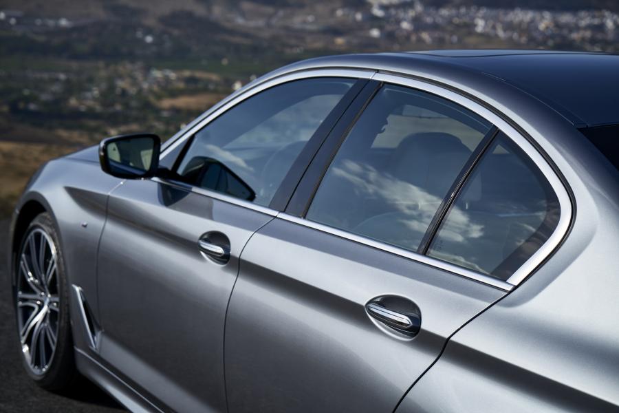 Детали экстерьера BMW 540i Sedan M Sport 2017 года  (WW) (фото 14 из 98)